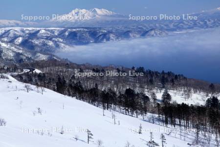 屈斜路湖と斜里岳