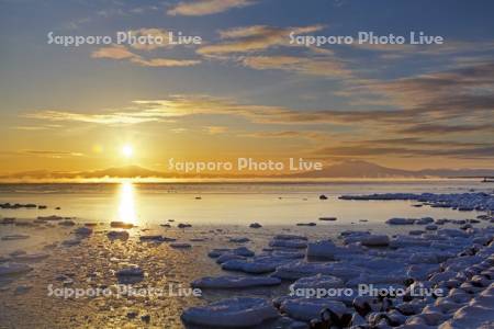 海別岳からの日の出と流氷