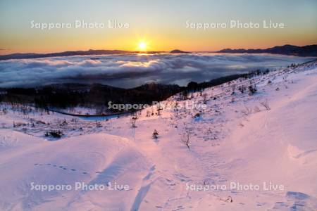 日の出に染まる美幌峠と屈斜路湖