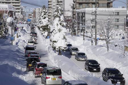 大雪で渋滞する道路
