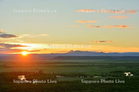 釧路湿原の夕日と阿寒の山