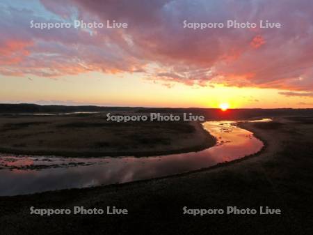 夕日と霧多布湿原琵琶瀬川