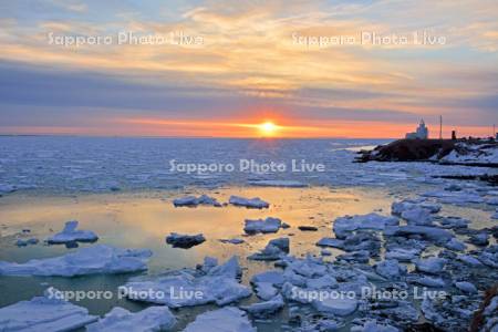 納沙布岬の流氷と朝日