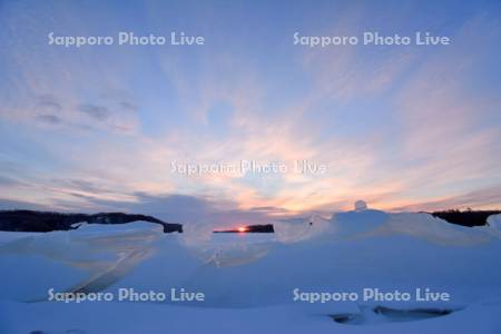 塘路湖の御神渡りと朝日