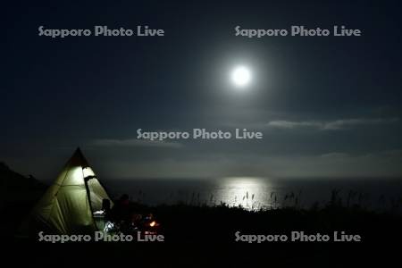 月夜の海とテント