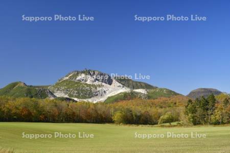 硫黄山の紅葉と牧草地