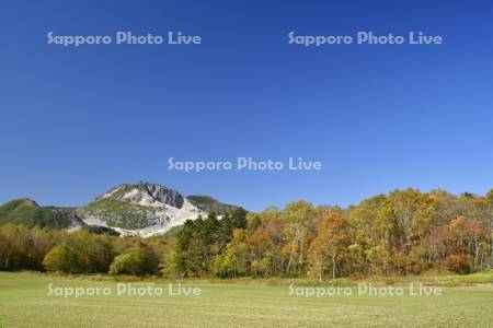 硫黄山の紅葉と牧草地