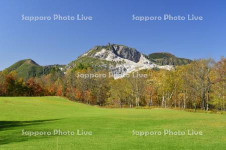 硫黄山の紅葉と牧草地