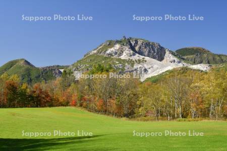 硫黄山の紅葉と牧草地