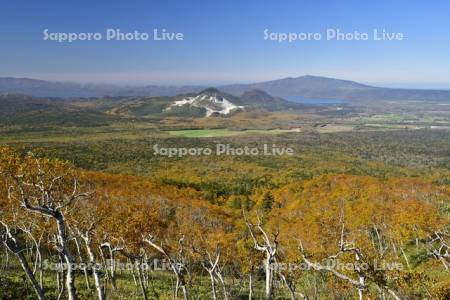 硫黄山と摩周外輪山の紅葉