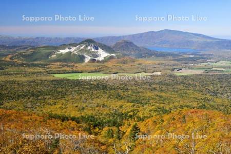 硫黄山と摩周外輪山の紅葉