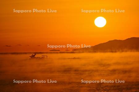 津軽海峡の気嵐と漁船