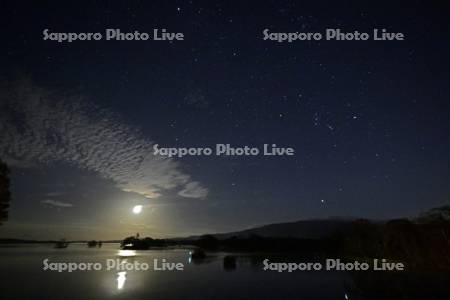 大沼の月と星空