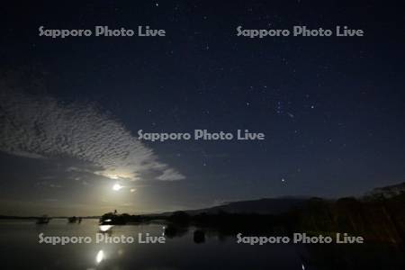 大沼の月と星空