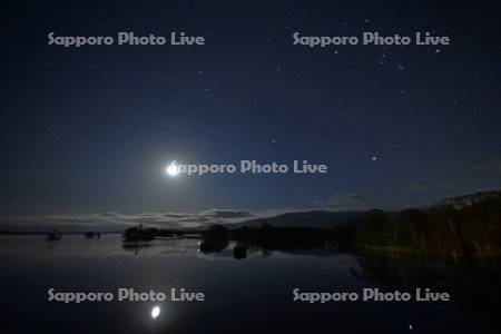 大沼の月と星空