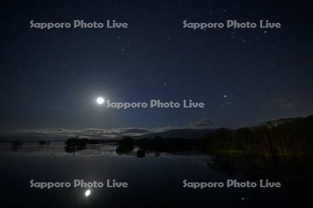 大沼の月と星空