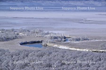 霧氷の釧路湿原と釧路川