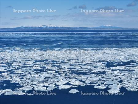 国後島と流氷　空撮