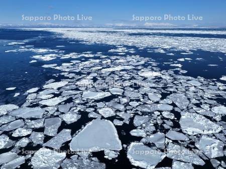 知床連山と国後島と流氷　空撮