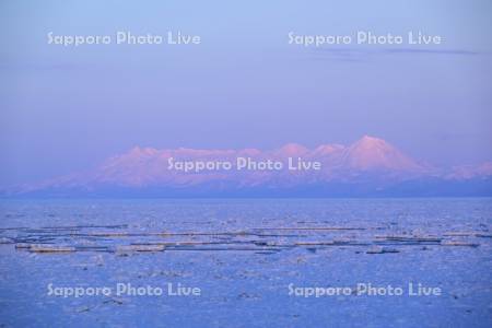 残照の知床連山と流氷