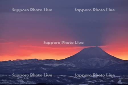 夕焼雲と雄阿寒岳