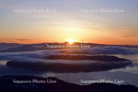 屈斜路湖の朝日と雲海