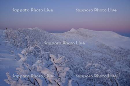 藻琴山の樹氷と月
