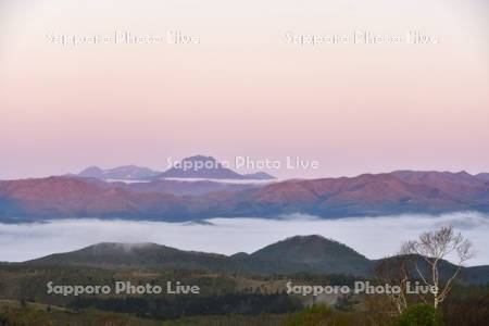 阿寒と屈斜路湖カルデラのモルゲンロート