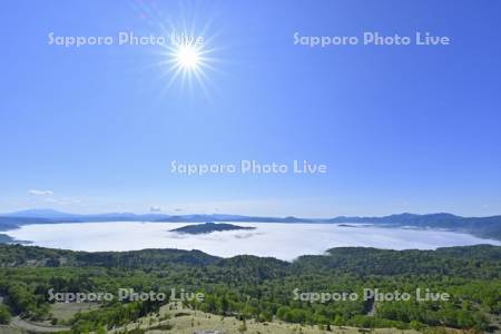 初夏の屈斜路湖の雲海と太陽