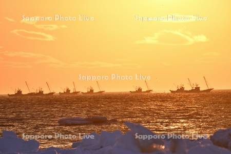 朝焼けとホタテ漁船と流氷