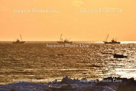 朝焼けとホタテ漁船と流氷
