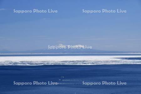 羅臼沖の流氷と漁船