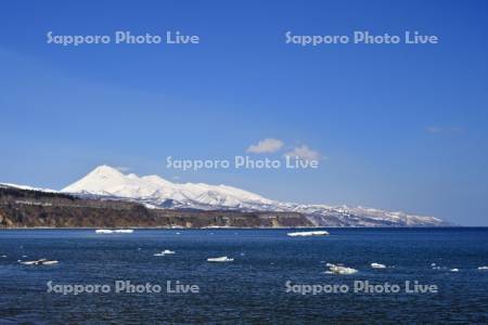 流氷と知床連山