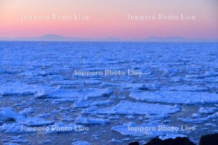 流氷と知床連山