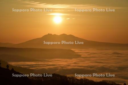 美幌峠より屈斜路湖の朝日