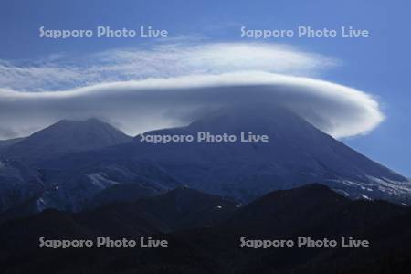 羅臼岳と彩雲