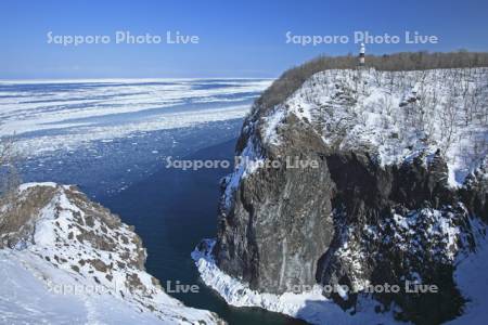 フレペの断崖と流氷　知床西海岸