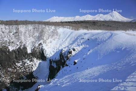 フレペの滝と知床連峰