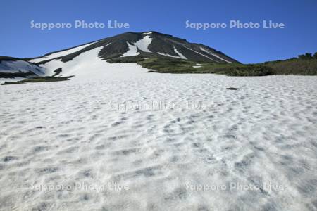 旭岳と姿見平の残雪