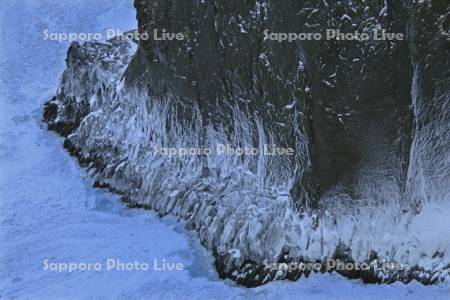 流氷と凍るフレペの断崖