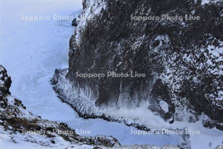 流氷と凍るフレペの断崖
