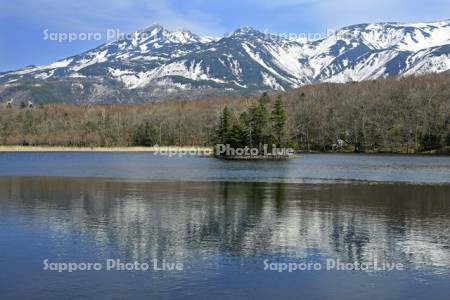 知床五湖の第二湖と知床連峰