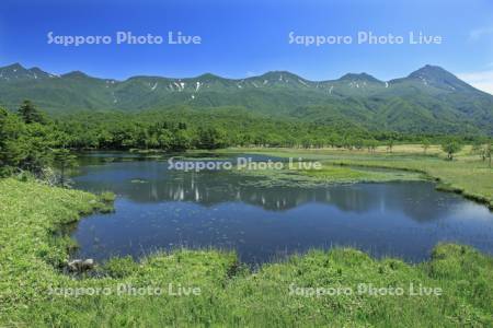 知床五湖の第一湖と知床連峰