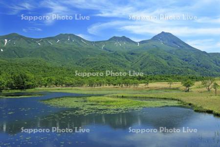 知床五湖の第一湖と知床連峰