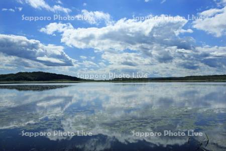 雲を映しだす釧路湿原のシラルトロ湖