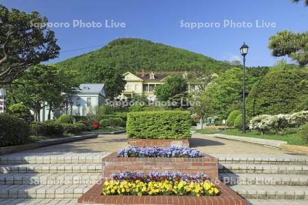 元町公園から旧函館区公会堂と函館山