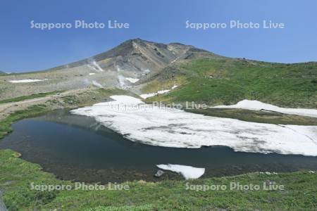 大雪山の旭岳と姿見の池