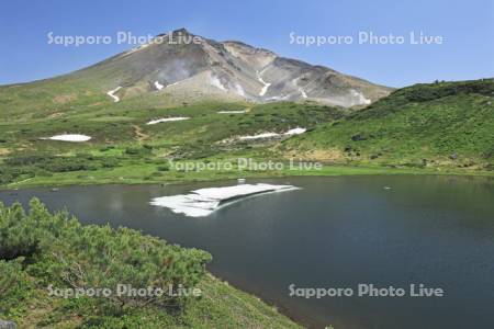 大雪山の旭岳と鏡池