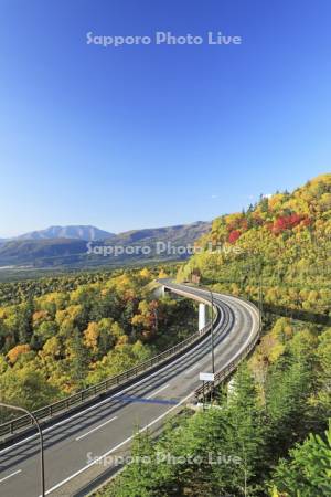 三国峠の紅葉　三国峠橋