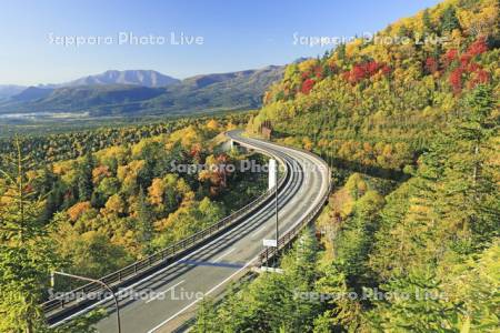 三国峠の紅葉　三国峠橋